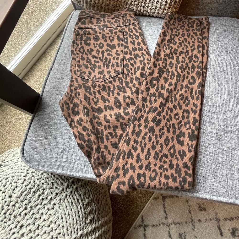 HUE cheetah jeggings